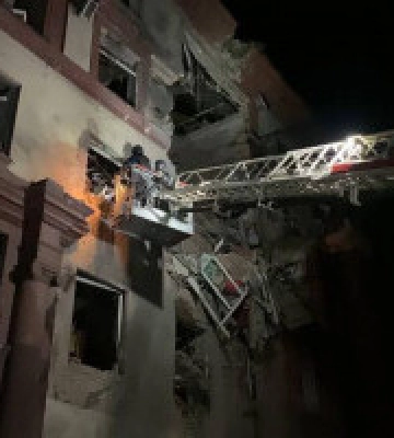 Унаслідок удару по багатоповерхівці в Запоріжжі загинули щонайменше двоє осіб 
