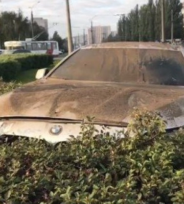 Водій і пасажири втекли: неподалік «Глобуса» у Луцьку БМВ вилетіло на кільце
