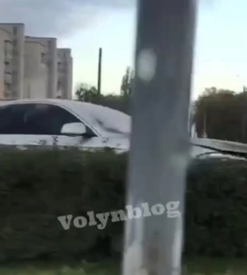 Водій і пасажири втекли: неподалік «Глобуса» у Луцьку БМВ вилетіло на кільце