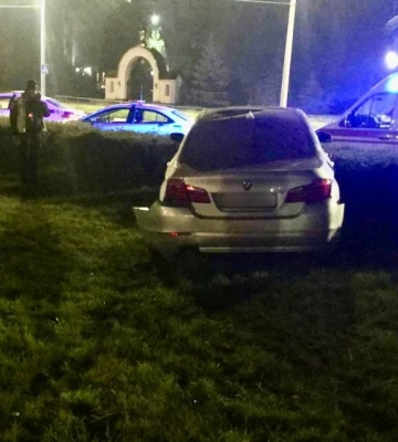 Водій і пасажири втекли: неподалік «Глобуса» у Луцьку БМВ вилетіло на кільце