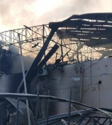 Вночі одна з російських авіабомб, які окупанти скидали на правий берег Херсонщини, упала в окупованій Каховці. ФОТОрепортаж