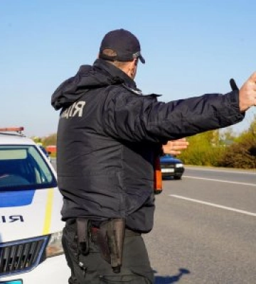 На Закарпатті поліцейські зупиняють всі автомобілі підряд: Що стало причиною?