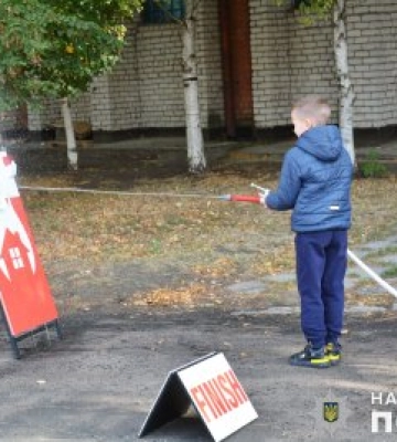 У Миколаєві поліцейські та рятувальники навчали ліцеїстів правилам безпечної поведінки