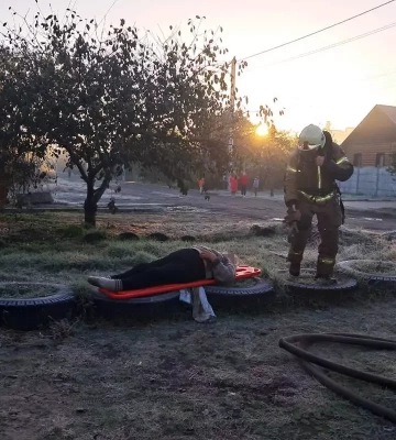 На Дніпропетровщині в палаючому будинку знайшли жінку, - ВІДЕО