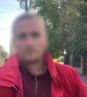 Патрульні Ізмаїла затримали чоловіка, який пошкодив авто та викрав речі