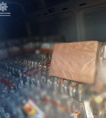 Біля Мукачева виявили двох водіїв, які перевозили велику кількість алкогольних напоїв без відповідних документів
