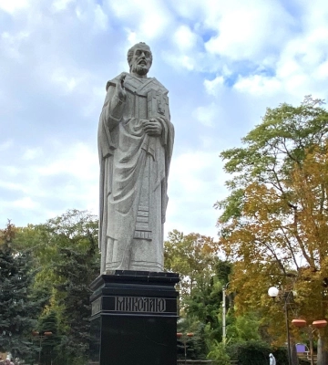 Комунальники навели лад у Каштановому сквері та помили пам&#039;ятник покровителю міста святому Миколаю