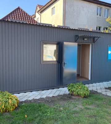 У Луцьку встановили модульний будинок для безхатьків
