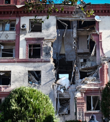 Внаслідок ракетного обстрілу житлового будинку — троє зниклих безвісти