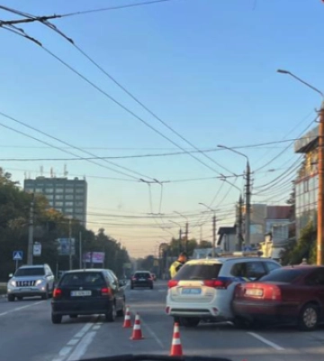 У Чернівцях на Головній патрульне авто зіткнулись з легковиком