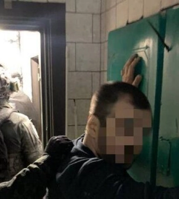 Столичные правоохранители разоблачили группу лиц, которые избивали и калечили предпринимателя, требуя криптовалюту. ФОТОрепортаж