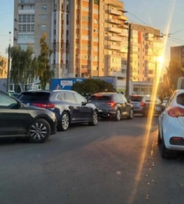Рух ускладнений: у Луцьку біля «Глобуса» зіткнулися Mercedes та Renault 
