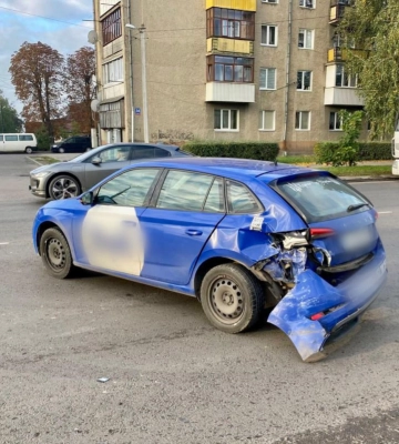 Водій Skoda не надав перевагу: у Луцьку легковик зіткнувся з бусом