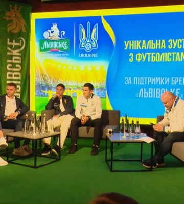 Встреча с фанатами во Львове. Сборная Украины через Жешув вернулась домой