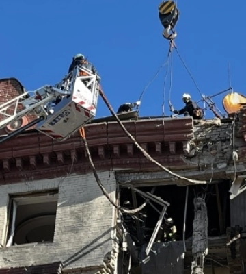 Зеленський висловив співчуття близьким загиблих внаслідок удару по будинку у Запоріжжі