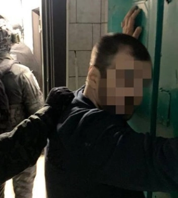 Били, калічили й вимагали криптовалюту: в Києві затримали небезпечну банду