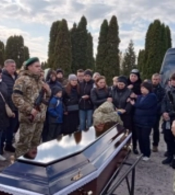 З військовими почестями поховали прикордонника Ізмаїльського загону, який загинув на Луганщині