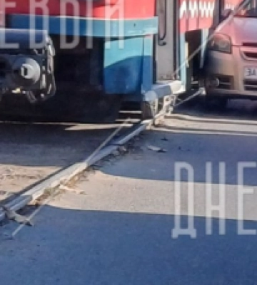 Рух трамваїв припинено, рух автомобілів ускладнено: у Дніпрі сталася ДТП