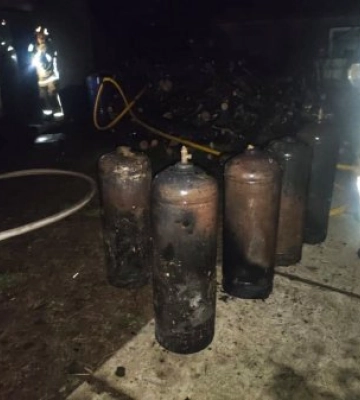 Через газові балони всередині трапилося загорання:  на Ужгородщині пожежа охопила надвірну споруду