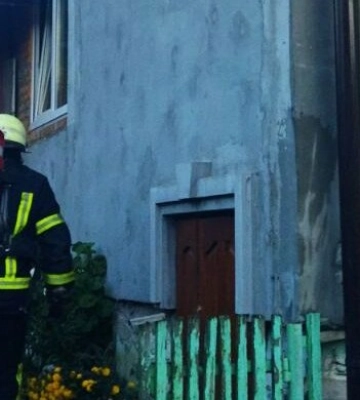 Горів автомобіль: на Львівщині під час пожежі ледь не згорів будинок