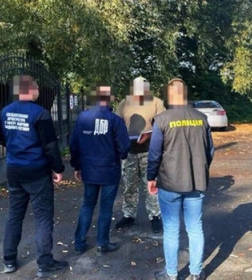 Працівника обласного ТЦК, який оформив фіктивну службу футболістам, взяли під варту