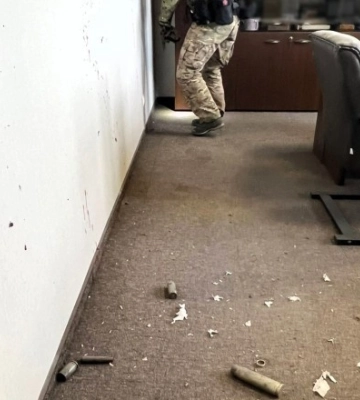 Постраждало двоє людей: поліцейські розслідують обставини вибуху в офісі торговельної мережі в Одесі