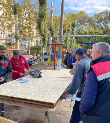 Комунальні служби з самого ранку працюють над ліквідацією наслідків обстрілів. Фото
