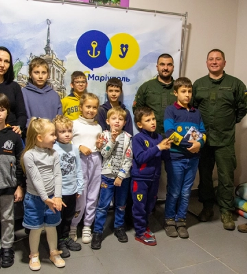 Нацгвардійці в Ужгороді відвідали дітей, які переїхали із Маріуполя