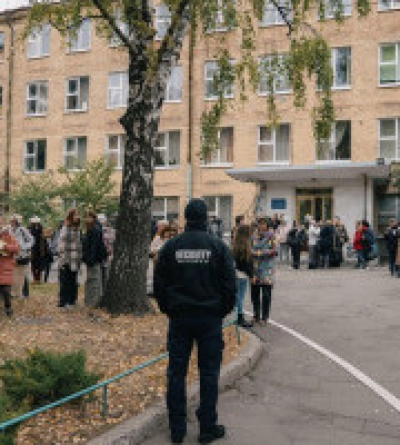 У Києві сталась пожежа в художній школі: з будівлі евакуювали 150 дітей. Фото