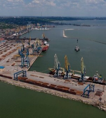 Из оккупированного Мариуполя россияне вывозят украинское зерно, в порт завозят бетонные конструкции, - Андрющенко