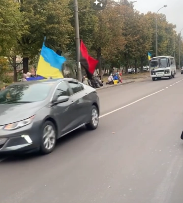 Тепловики у Рівному на колінах попрощалися з колегою, який повернувся «на щиті»