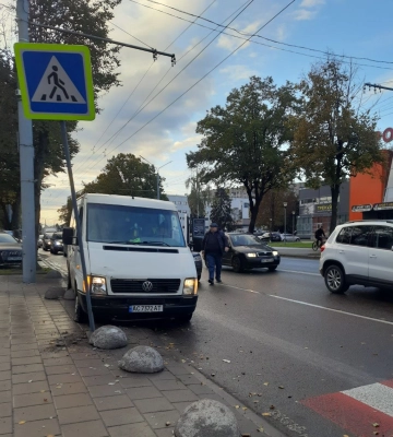 У Луцьку біля меморіалу водій буса вилетів на тротуар та збив знак