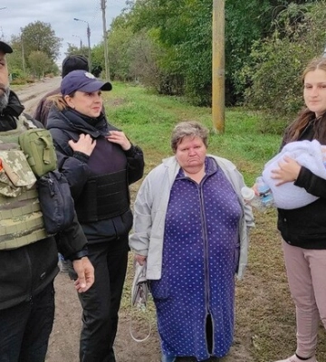 На Запоріжжі поліцейські вивезли з-під обстрілів родину з двотижневим немовлям