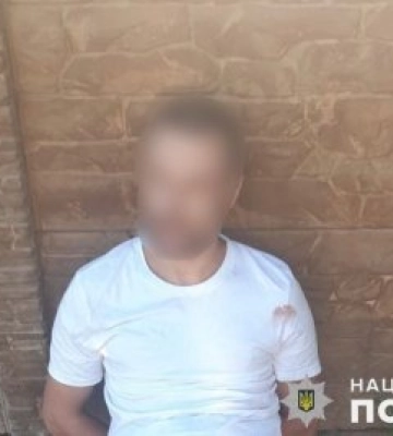 Схопив телефон із вітрини та втік: у Миколаєві чоловік пограбував магазин мобільного зв’язку