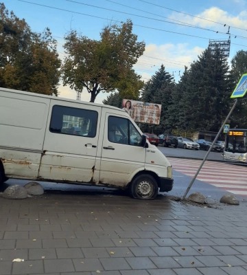 У Луцьку біля меморіалу водій буса вилетів на тротуар та збив знак