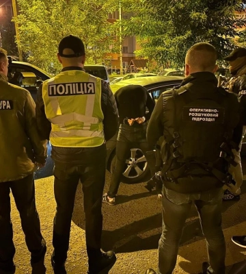 3,5 тисячі доларів з людини: прикордонники затримали переправників ухилянтів за кордон (відео)