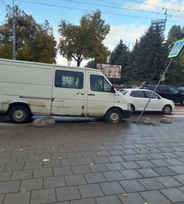 У Луцьку біля меморіалу водій буса вилетів на тротуар та збив знак