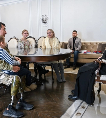Митрополит Эпифаний встретился с украинским защитником, потерявшим на войне обе ноги