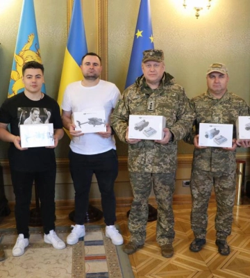 Максим Козицкий вместе с певцом SHUMEI передали военным шесть дронов
