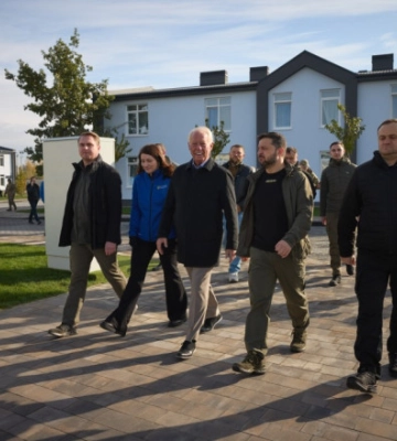 Зеленський відвідав Київщину: побував на будівництві містечка для людей, які втратили домівки через війну