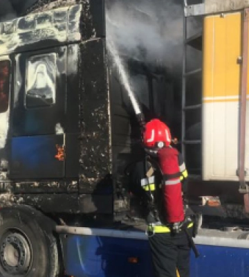 У Львівському районі рятувальники гасили пожежу у вантажівці (ФОТО)