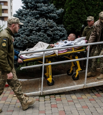 В Ужгороді військовослужбовці РТЦК та СП допомогли пораненому дістатися до міграційної служби