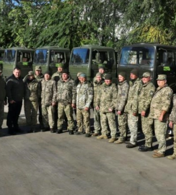 Потужні вантажівки, дрони та приладдя для роботи в темряві. Дніпро доправив українським оборонцям нову велику партію техніки на майже 25 млн грн