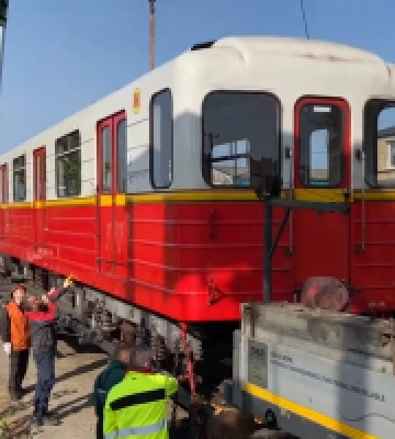 Ще 12 варшавських вагонів прибули до столиці (відео)