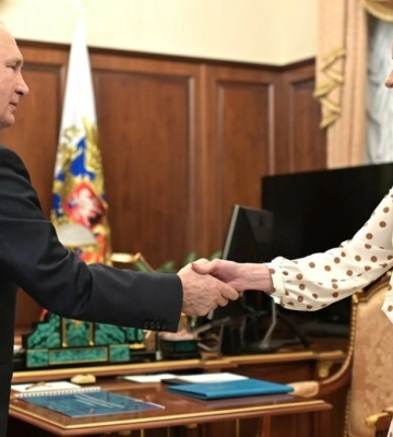 Коллаборант Балицкий благодарит военную преступницу за заботу о детях Коллаборант Балицкий благодарит военную преступницу за заботу о детях