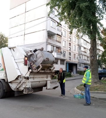 Бригади КВПВ підтримують чистоту в Салтівському та Київському районах Харкова