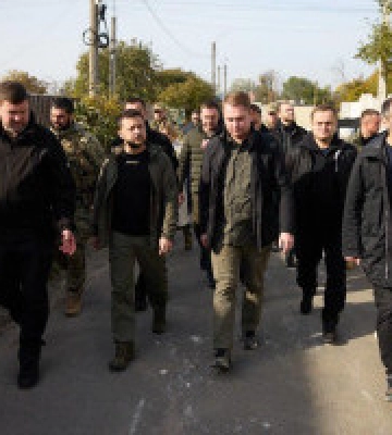 Зеленський на Київщині оглянув будівництво містечка для людей, які втратили житло через війну