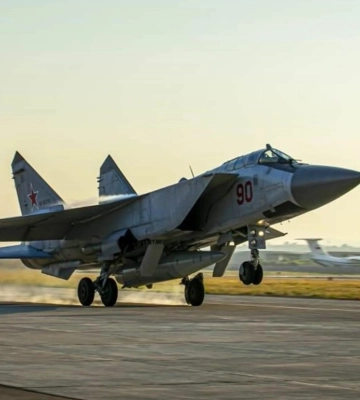Прикрытые камуфляжем и шинами: РФ разместила МиГ-31 с &quot;Кинжалами&quot; в Крыму (фотофакт)