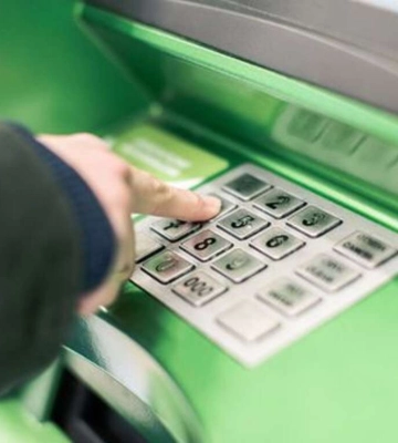 У Дніпрі на Яворницького банда пограбувала жінку біля банкомата