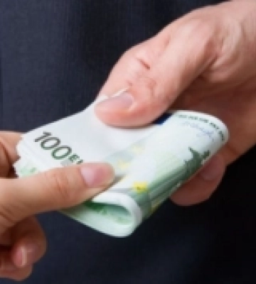 В Ужгороді і Хусті впіймали хабарників у закладах освіти